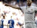 El delantero franc&eacute;s del Real Madrid Karim Benzema celebra su gol marcado al Deportivo Alav&eacute;s.