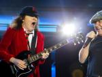 Angus Young (izq.) y Brian Johnson (dcha.) del grupo de rock AC/DC durante una actuaci&oacute;n.