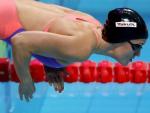 Mireia Belmonte, lanz&aacute;ndose a la piscina en los Mundiales de Budapest.