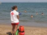 Una socorrista de la Cruz Roja vigila una playa espa&ntilde;ola.