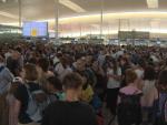 Contin&uacute;an las colas en el aeropuerto de El Prat