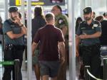 Agentes de la Guardia Civil custodian los accesos a las puertas de embarque en el aeropuerto de Barcelona.