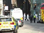 Equipos forenses y agentes de polic&iacute;a trabajan en el puente de Londres, un d&iacute;a despu&eacute;s del ataque perpetrado en junio por tres hombres con una furgoneta, que posteriormente abandonaron y comenzaron a acuchillar a viandantes.