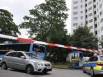 La Polic&iacute;a acordona la zona donde un hombre ha muerto y otro ha sido herido por un apu&ntilde;alamiento en Wuppertal (Alemania).