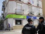 Agentes de la Guardia Civil durante el registro del domicilio del im&aacute;n de Ripoll (Girona) que podr&iacute;a estar implicado en los atentados de Barcelona y Cambrils.