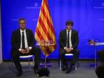 El jefe de los Mossos, Josep Lluis Trapero, en rueda de prensa para medios extranjeros este domingo junto al presidente de la Generalitat, Carles Puigdemont, y el conseller de Interior, Joaquim Forn.