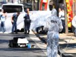 El equipo forense de la polic&iacute;a francesa en la parada de autob&uacute;s que ha sido embestida por un veh&iacute;culo en Marsella.