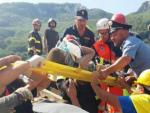 Efectivos de los bomberos rescatan tras m&aacute;s de 14 horas a uno de los tres ni&ntilde;os atrapados en su casa por el se&iacute;smo registrado en Ischia.