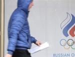 Un hombre camina junto a la sede del Comit&eacute; Ol&iacute;mpico ruso en Mosc&uacute; (Rusia).