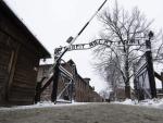La inscripci&oacute;n &quot;El trabajo os har&aacute; libres&quot; se lee en la verja principal del campo de concentraci&oacute;n alem&aacute;n nazi Auschwitz II-Birkenau en Oswiecim (Polonia).