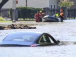 Personal de rescate busca a las v&iacute;ctimas por las inundaciones de la crecida del r&iacute;o Buffalo Bayou debido al hurac&aacute;n Harvey en Houston.