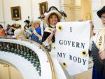 Mujeres vestidas con trajes de &eacute;poca sostienen carteles con el lema &quot;Yo gobierno mi cuerpo&quot;, durante una sesi&oacute;n especial de la Legislatura del estado de Texas, en Austin (EEUU). El senado de Texas debate la aprobaci&oacute;n de una ley sobre el aborto que la convertir&iacute;a en una de las m&aacute;s restrictivas del pa&iacute;s.