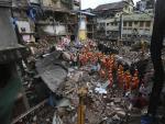 Personal de rescate trabaja en la zona del edificio derrumbado en Bombay.