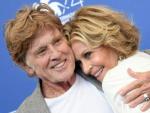Los actores estadounidenses Robert Redford y Jane Fonda posan durante la presentaci&oacute;n de la pel&iacute;cula 'Our Souls at Nigh't, en el &aacute;mbito del 74&ordm; Festival de Cine de Venecia (Italia).
