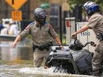 Varios oficiales en un barrio inundado por la crecida del r&iacute;o Buffalo Bayou en Houston.