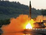 Fotograf&iacute;a facilitada por la agencia estatal norcoreana KCNA, que muestra el lanzamiento de un misil bal&iacute;stico durante un ensayo de &quot;un nuevo sistema de ultraprecisi&oacute;n&quot; en una localidad sin especificar de Corea del Norte.