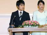 La nieta mayor del emperador Akihito, Mako, junto a su prometido, Kei Komuro, excompa&ntilde;ero en la universidad.