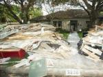 Fotograf&iacute;a de los escombros y basura generados en una vivienda afectada por el paso del hurac&aacute;n Harvey en Texas.