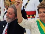 La presidenta de Brasil, Dilma Rousseff junto a Lula da Silva (i), en el Palacio de Planalto, en Brasilia (Brasil).