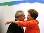 La expresidenta de Brasil Dilma Rousseff, junto al tambi&eacute;n expresidente brasile&ntilde;o Luis In&aacute;cio Lula da Silva, en una imagen de archivo tomada el 12 de agosto de 2014 en Brasilia.
