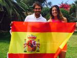 Los tenistas espa&ntilde;oles Rafa Nadal y Garbi&ntilde;e Muguruza posan juntos con la bandera nacional.