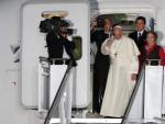 El papa Francisco se despide de Colombia, en el aeropuerto Rafael N&uacute;&ntilde;ez, en Cartagena.