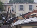 Destrozos cusados por el hurac&aacute;n Irma en el tejado de una casa en Miami, Florida (Estados Unidos).