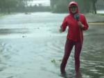 La periodista Almudena Ariza informa en directo bajo el diluvio producido por el hurac&aacute;n Irma en Miami.