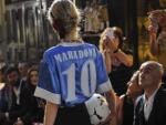 Una modelo luce un dise&ntilde;o de Dolce &amp; Gabbana en N&aacute;poles en julio de 2016, con una camiseta de Maradona.