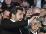 El actor espa&ntilde;ol Javier Bardem se fotograf&iacute;a con los fans en la 42 edici&oacute;n del Festival Internacional de Cine de Toronto, donde asiste al estreno de Loving Pablo.