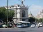 Una imagen de un autob&uacute;s de la EMT en la plaza de Cibeles, frente al Banco de Espa&ntilde;a.