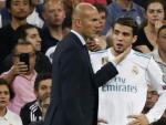 Mateo Kovacic y Zinedine Zidane charlan despu&eacute;s de la lesi&oacute;n del croata en el partido entre Real Madrid y Apoel.