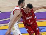 El jugador de la selecci&oacute;n serbia de balonceto Bogdan Bogdanovic (d) trata de superar la defensa de Vitaly Fridzon, de Rusia, durante la semifinal del Eurobasket 2017.