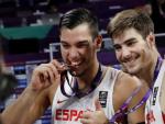 Los hermanos Hernang&oacute;mez posan con sus medallas de brnce del Eurobasket 2017.