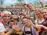 Un grupo de j&oacute;venes alemanes posa con sus jarras en la edici&oacute;n de 2015 del Oktoberfest.