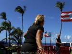 Un grupo de personas protege su propiedad en San Juan, Puerto Rico, como preparativos ante la llegada del hurac&aacute;n Mar&iacute;a.