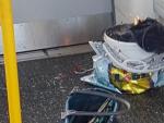 Un cubo blanco ardiendo, del que salen unos cables, dentro de una bolsa de supermercado, en uno de los vagones del metro en el que se ha producido una explosi&oacute;n en la estaci&oacute;n de Parsons Green, en Londres.