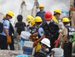 Brigadistas y voluntarios en las labores de rescate en un edificio colapsado en la Ciudad de M&eacute;xico.