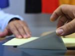 Un hombre deposita su voto durante la jornada electoral en Alemania.
