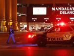 Un veh&iacute;culo policial, a la entrada del hotel Mandalay Bay, cerca del lugar desde donde Stephen Paddock abri&oacute; fuego ante la multitud en Las Vegas.
