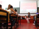 La profesora Nuria M&aacute;ximo Bocanegra en el aula con sus alumnos de cuarto de Terapia Ocupacional.