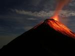 El volc&aacute;n de Fuego en una foto de archivo de una erupci&oacute;n anterior.
