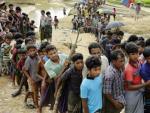 Un grupo de rohingyas caminan hacia Banglad&eacute;s huyendo del rechazo y las agresiones que sufren en Birmania.