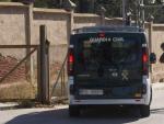 Una furgoneta de la Guardia Civil entra en el Cuartel Santa Eulalia de Sant Boi donde el Ministerio de Defensa envi&oacute; material log&iacute;stico por si se tuviera que alojar all&iacute; a los agentes de refuerzo en Catalu&ntilde;a.