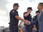 Imagen del ministro del Interior, Juan Ignacio Zoido, visitando a efectivos de la Polic&iacute;a Nacional desplegados en Catalu&ntilde;a.