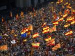 Con el lema 'Recuperem el seny', han marchado exhibiendo multitud de banderas espa&ntilde;olas, catalanas y europeas desde la plaza Urquinaona, pasando por la Via Laietana hasta la avenida Marqu&egrave;s de l'Argentera, donde se han pronunciado los discursos.