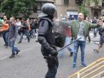 Un ciudadano se encara con un agente antidisturbios durante las protestas por la celebraci&oacute;n del refer&eacute;ndum de Catalu&ntilde;a.