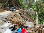 Una carretera destrozada por el paso del hurac&aacute;n Mar&iacute;a en Utuado, Puerto Rico.