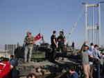 Polic&iacute;as y civiles turcos se suben a un tanque para proclamar el fracaso del golpe de estado militar en Turqu&iacute;a.