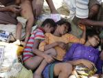 Varios ni&ntilde;os rohiny&aacute;s descansan tras cruzar la frontera entre Birmania y Bangladesh a trav&eacute;s del r&iacute;o Naf.